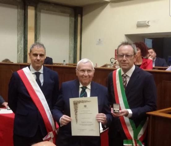 Il presidente Augusto Gemma riceve il riconoscimento